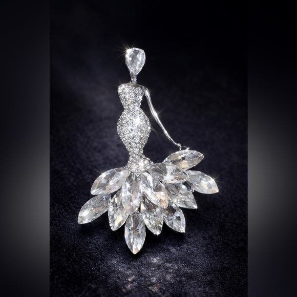 Accessories - Elegant Silver Crystal Brooch
